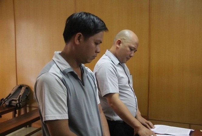 Cán bộ hải quan tiếp tay buôn lậu 'thoát’ truy cứu hình sự vì luật mới Hai bị cáo tại phiên tòa chiều nay 29/7.