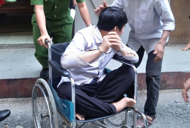 Tên trộm nhờ công an trả lại tài sản cho 'khổ chủ' Trương Huy Định hầu tòa bằng xe lăng sáng nay 25/2.