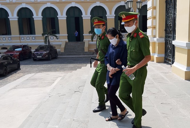 24 năm tù cho các cựu cán bộ, nhân viên một công ty tài chính Bị cáo Đặng Thị Kim Anh là bị cáo duy nhất bị tạm giam, 4 bị cáo còn lại tại ngoại hầu tra.