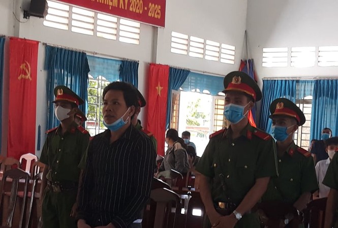 Phạt tiền 9 triệu đồng nhóm người Trung Quốc nhập cảnh trái phép Nguyễn Công Yên tại phiên tòa. Ảnh: C.T.V