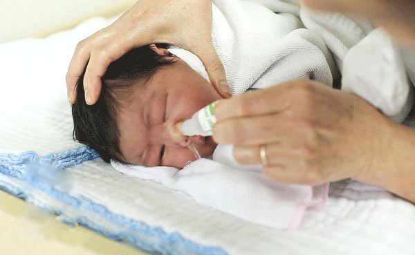 VIDEO: Bác sĩ hướng dẫn cách dùng nước muối sinh lý đúng cách cho bé VIDEO: Bác sĩ hướng dẫn cách dùng nước muối sinh lý đúng cách cho bé