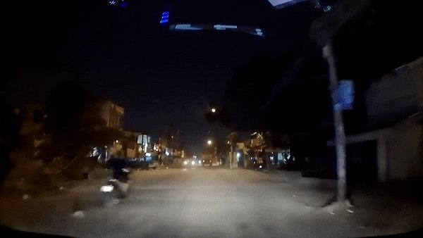Phóng xe vấp ổ gà, tài xế cùng chiếc xe văng gần cả chục mét Phóng xe vấp ổ gà, tài xế cùng chiếc xe văng gần cả chục mét
