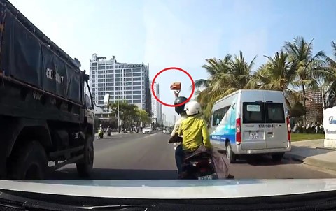 Đôi nam nữ đi xe máy cầm gạch ném vỡ kính ô tô đang chạy Đôi nam nữ đi xe máy cầm gạch ném vỡ kính ô tô đang chạy