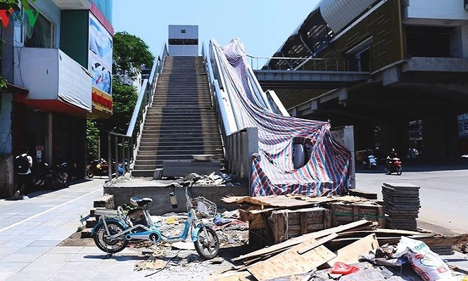 Sát ngày khai thác, đường sắt Cát Linh - Hà Đông vẫn ngổn ngang, nhếch nhác Sát ngày khai thác, đường sắt Cát Linh - Hà Đông vẫn ngổn ngang, nhếch nhác