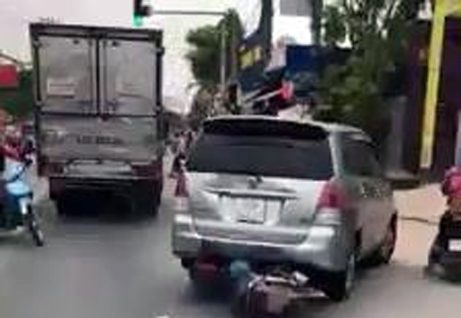 Rượt đuổi xe ô tô 7 chỗ gây tai nạn như 'phim hành động' Rượt đuổi xe ô tô 7 chỗ gây tai nạn như 'phim hành động'