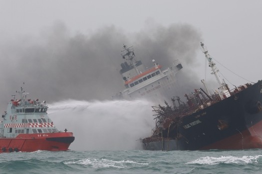 Tàu Việt Nam cháy dữ dội ở Hong Kong, người dân tưởng động đất Đám cháy đã được khống chế. (Ảnh: SCMP)