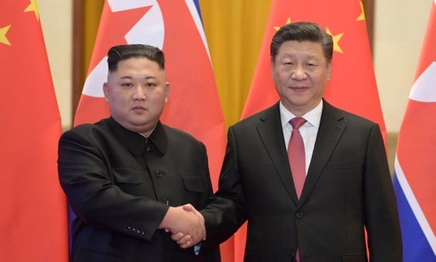 Hàm ý ông Kim Jong-un muốn gửi đến Mỹ Chủ tịch Triều Tiên Kim Jong-un và Chủ tịch Trung Quốc Tập Cận Bình trong cuộc gặp vừa qua tại Bắc Kinh. (Ảnh: Xinhua)