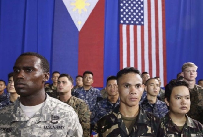 Philippines bất ngờ muốn bỏ hiệp ước đồng minh với Mỹ Binh lĩnh Mỹ và Philippines trong một đợt tập trận chung. (Ảnh: Reuters)