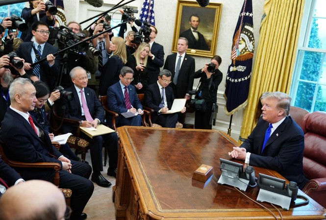 Chiến tranh thương mại: Trung Quốc chơi trò 'thi gan' với Mỹ Tổng thống Mỹ Donald Trump gặp phái đoàn Trung Quốc do Phó Thủ tướng Lưu Hạc dẫn đầu vào ngày 22/2/2019. (Ảnh: SMCP)