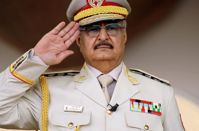 Mỹ rút quân khỏi Libya giữa lúc tình hình rối ren Tướng Khalifa Haftar trong một lễ duyệt binh ở Benghazi vào tháng 5/2018. (Ảnh: CNN)
