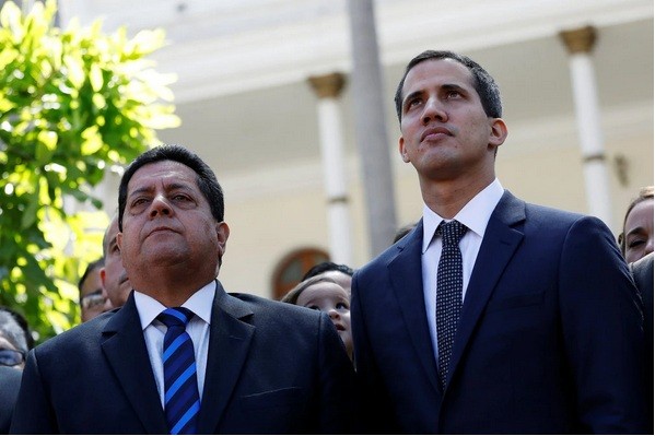Tình báo Venezuela bắt giữ Phó chủ tịch Quốc hội Phó Chủ tịch Quốc hội Venezuela (trái) đứng cạnh tổng thống tự phong Juan Guaido. (Ảnh: NYT)