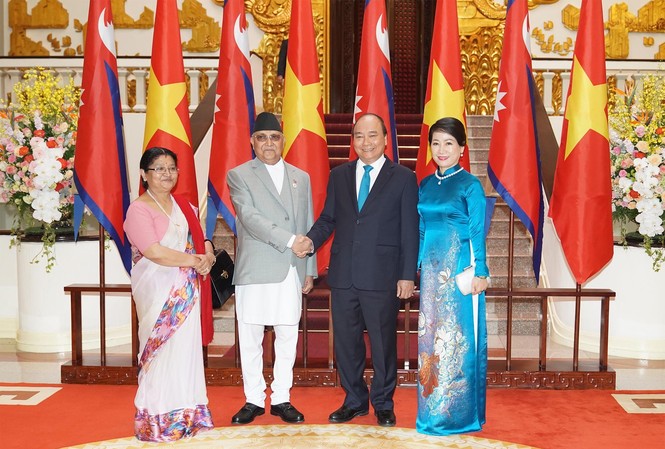 Tuyên bố chung Việt Nam - Nepal Thủ tướng Nguyễn Xuân Phúc cùng Phu nhân đón Thủ tướng Nepal và Phu nhân. (Ảnh: Như Ý)