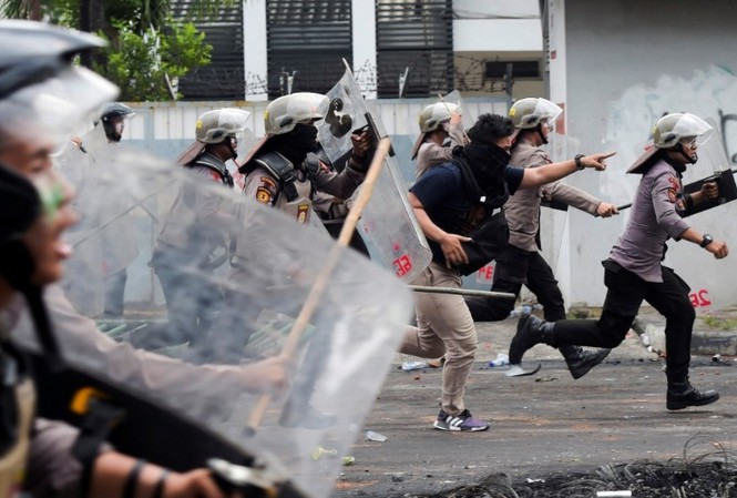 Indonesia khốn khổ vì tin đồn bài Trung Quốc Cảnh sát chống bạo động giải tán người biểu tình ở trung tâm thủ đô Jakarta. (Ảnh: Reuters)