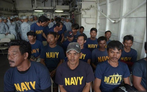 Ngoại trưởng Philippines cảm ơn 22 thuyền viên Việt Nam tại Liên Hợp quốc Nhóm ngư dân Philippines được cứu sau khi tàu cá của họ bị tàu Trung Quốc đâm rồi bỏ mặc. (Ảnh: Philstar)