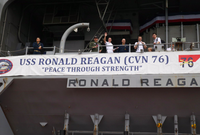 Nhắm đến Trung Quốc, Mỹ đưa cỗ máy chiến tranh đến biển Đông Tàu sân bay Mỹ USS Ronald Reagan với khẩu hiệu "Hoà bình nhờ sức mạnh" khi cập cảng Manila, Philippines. (Ảnh: AP)