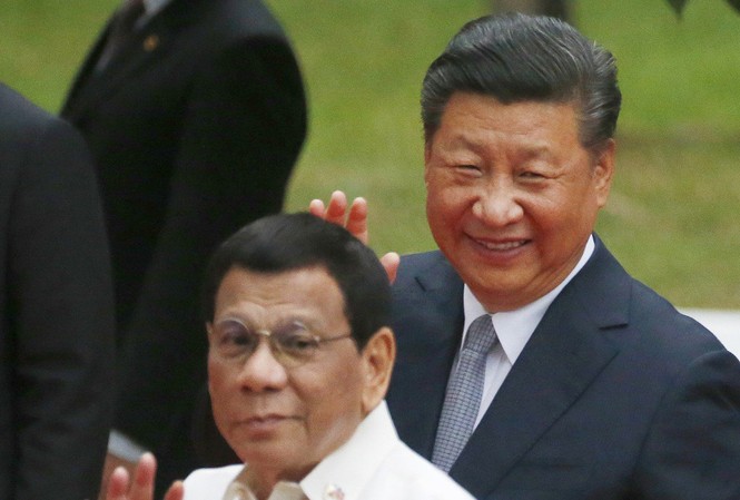Trung Quốc tìm cách hàn gắn quan hệ với Philippines Tổng thống Philippines Rodrigo Duterte (trái) và Chủ tịch Trung Quốc Tập Cận Bình.(Ảnh: SCMP)