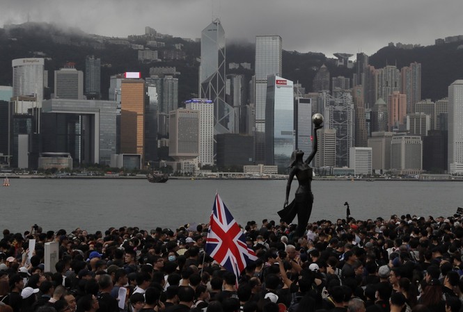 Hàng trăm nghị sĩ Anh gửi thư đề nghị giúp người Hong Kong Một lá cờ Anh bay giữa biểu tình Hong Kong. (Ảnh: SCMP)