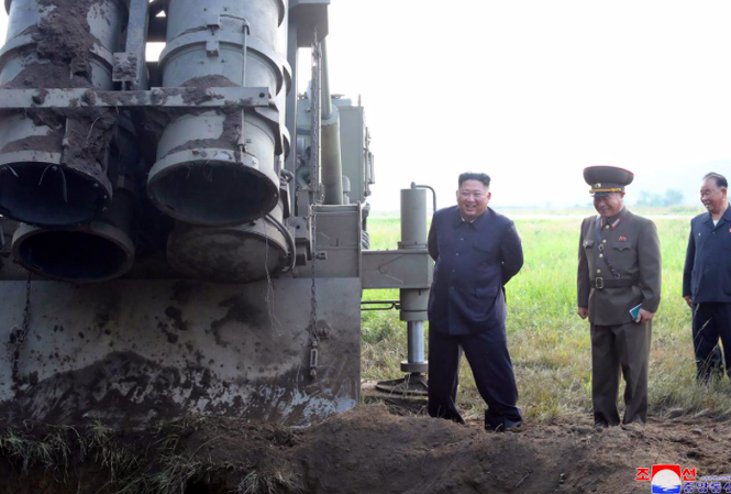 Ông Kim Jong Un giám sát thử bệ phóng tên lửa siêu lớn ông Kim Jong Un giám sát vụ thử bệ phóng đa tên lửa siêu lớn. Bức ảnh được KCNA phát đi ngày 10/9