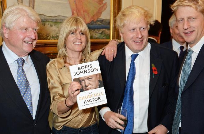 Thủ tướng Anh bị em gái chê ‘vô vị’ Bà Rachel Johnson (thứ hai từ trái sang), chụp ảnh cùng anh trai Boris và Jo năm 2014. (Ảnh: CNN)