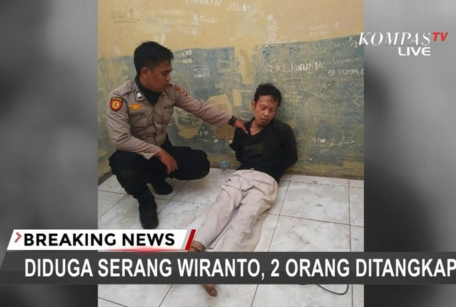 Bộ trưởng an ninh Indonesia bị đâm, nghi do khủng bố Hình ảnh nghi phạm bị khống chế. (Ảnh: Kompas TV)