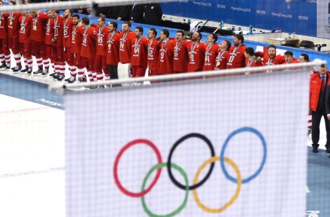 Ông Putin nổi giận vì Nga bị cấm tham gia Olympic, World Cup Các vận động viên Nga thi đấu dưới banner trung lập tại PyeongChang năm 2018. (Ảnh: Reuters)