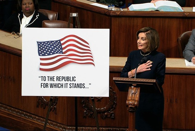 Ngày xấu xí của Washington Chủ tịch Hạ viện Mỹ Nancy Pelosi phát biểu trong phiên tranh luận trước khi cuộc bỏ phiếu diễn ra. (Ảnh: AP)
