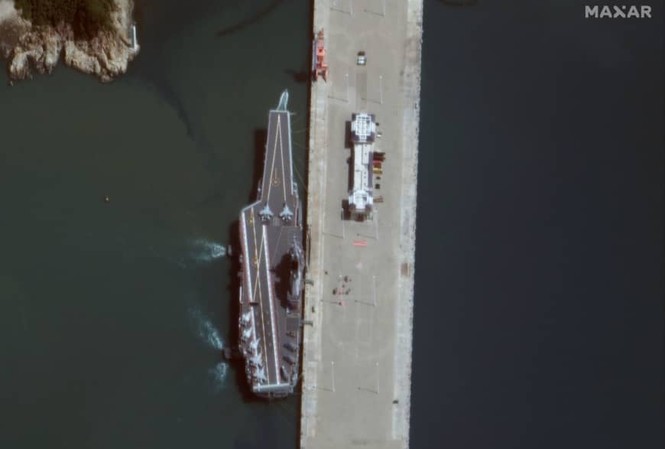 Iran sắp tập trận chung trên biển với Nga, Trung Quốc Tàu sân bay Sơn Đông của Trung Quốc tại căn cứ hải quân ở Hải Nam. (Ảnh: Reuters)