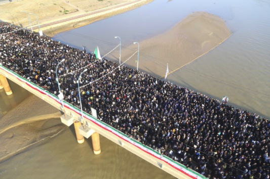 Ông Trump tạo khủng hoảng ngoại giao nghiêm trọng nhất trong nhiệm kỳ Người Iran tập trung kín đường phố để khóc thương tướng Soleimani. (Ảnh: AP)
