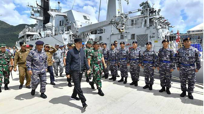 Indonesia quyết liệt, nhóm tàu Trung Quốc chấp nhận rút Tổng thống Indonesia Joko Widodo ra thăm đảo Natuna ngày 8/1