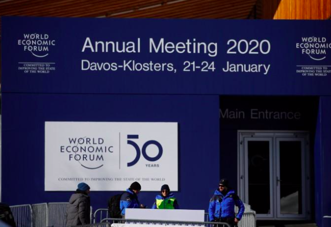 Người biểu tình đi bộ đến Davos, Thuỵ Sĩ huy động lực lượng lớn bảo vệ ông Trump Lực lượng an ninh đứng gác trước trung tâm sẽ diễn ra Diễn đàn kinh tế thế giới tại Davos năm 2020. (Ảnh: Reuters)