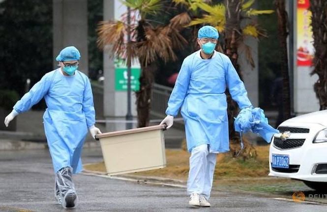 Số bệnh nhân nhiễm coronavirus tăng vọt, 9 người thiệt mạng Nhân viên y tế tại một bệnh viện ở Vũ Hán. (Ảnh: Reuters)