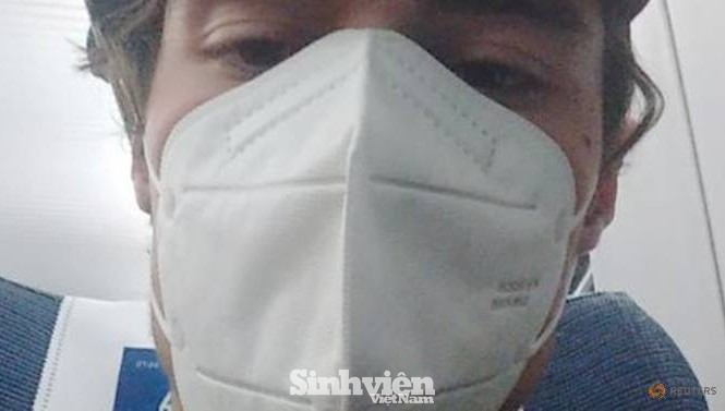 Sinh viên Mỹ kể cảm giác sợ hãi vì mắc kẹt ở Vũ Hán Nicholas Schneider trong cuộc trả lời phỏng vấn qua video với Reuters