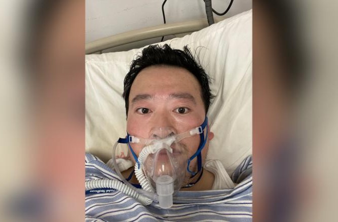 Chuyện trớ trêu của bác sĩ Trung Quốc đầu tiên hé lộ dịch virus corona Bác sĩ Li Wenliang trong phòng chăm sóc tích cực. (Ảnh: CNN)