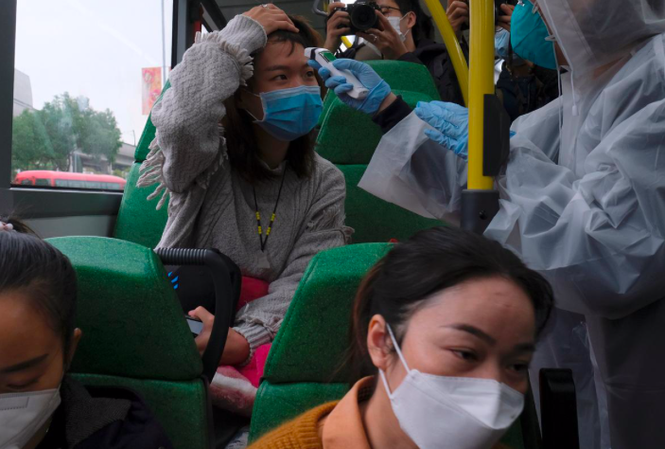Trung Quốc dự báo tỷ lệ tử vong do virus corona sẽ giảm Kiểm tra thân nhiệt hành khách trên một chuyến xe ở địa phương giáp Hong Kong hôm 4/2. (Ảnh: Reuters)
