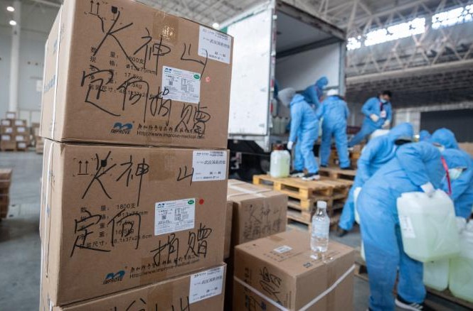 Hội chữ thập đỏ Trung Quốc hứng bão chỉ trích trong đại dịch nCoV Các nhân viên và tình nguyện viên vận chuyển đồ dùng y tế tại một trung tâm triển lãm biến thành bệnh viện dã chiến ở Vũ Hán ngày 4/2. (Ảnh: CNN)