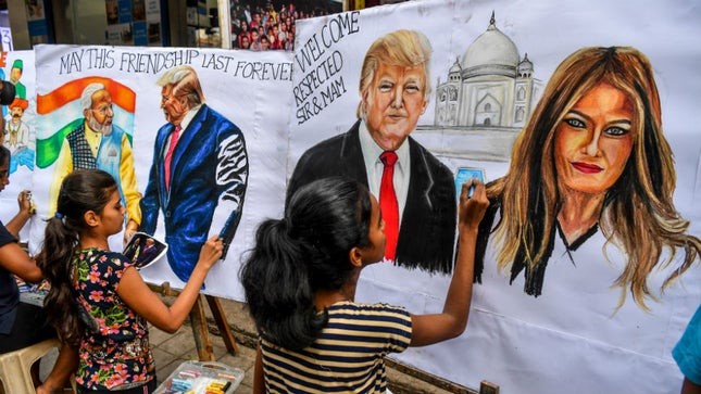 Ấn Độ tổ chức đón ông Trump hoành tráng Nghệ sĩ Ấn Độ vẽ chân dung Tổng thống Mỹ Donald Trump và Phu nhân Melania. (Ảnh: Getty Images)