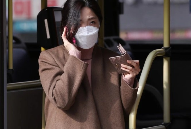 Tốc độ lây Covid-19 ở Hàn Quốc sắp vượt Trung Quốc Một hành khách đi xe buýt ở Seoul đeo khẩu trang trong mùa dịch Covid-19. (Ảnh: Xinhua)