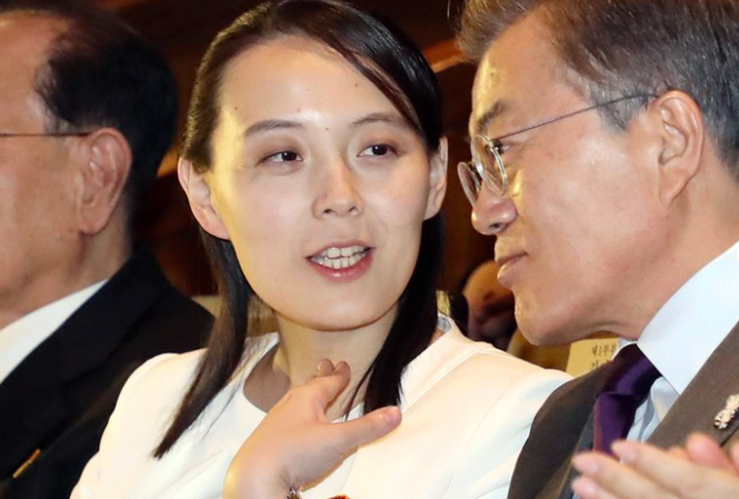 Dấu hiệu em gái ông Kim Jong Un mới được thăng chức Cô Kim Yo Jong (trái) trong một dịp gặp Tổng thống Hàn Quốc Moon Jae-in. (Ảnh: AP)
