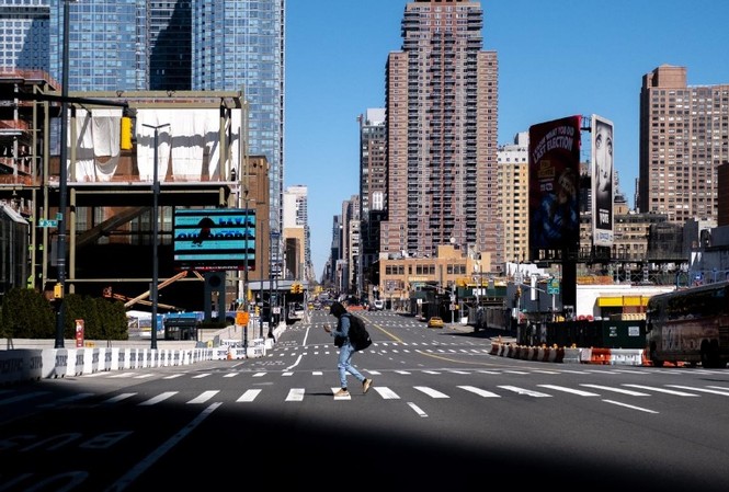 Mỹ tiến gần mức phong tỏa vì Covid-19 Đường phố ở khu Manhattan vắng vẻ vì dịch bệnh. (Ảnh: Reuters)