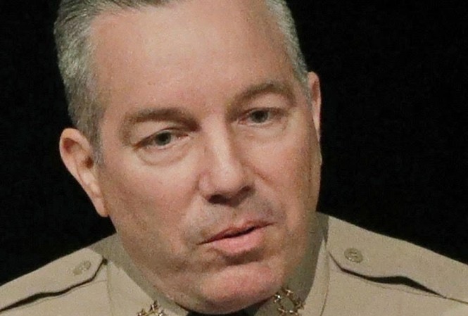 Tù nhân Mỹ tìm cách mắc COVID-19 để được ra ngoài Cảnh sát trưởng LA Alex Villanueva. (Ảnh: LA Times)