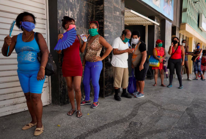 Cuba tái phong toả thủ đô vì COVID-19 tái bùng phát Người dân Cuba xếp hàng mua lương thực ở Havana ngày 8/8. (Ảnh: Reuters)