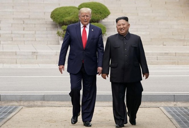 Công bố nội dung các lá thư giữa ông Trump và ông Kim Ông Trump và ông Kim trong cuộc gặp ở khu phi quân sự. (Ảnh: Reuters)