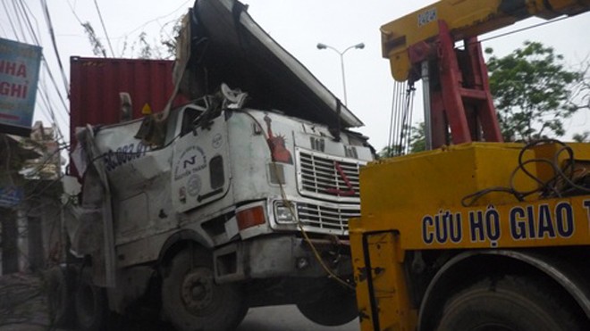 Kinh hoàng xe container lao thẳng vào nhà dân Hiện trường vụ tai nạn.