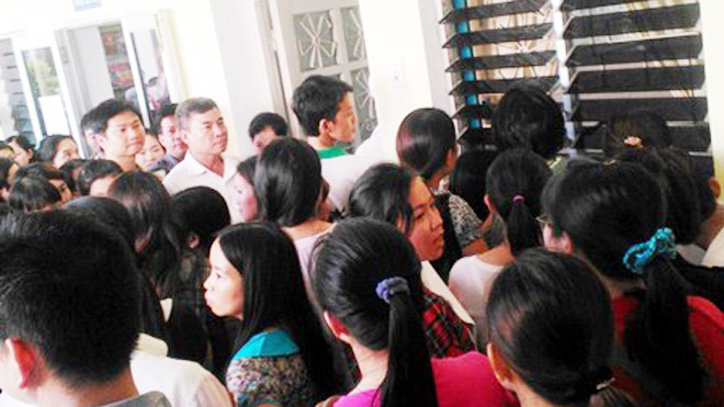 Chen chúc nộp đơn cho con học mầm non Phụ huynh chờ nhận đơn ngoài phòng Hiệu trưởng.