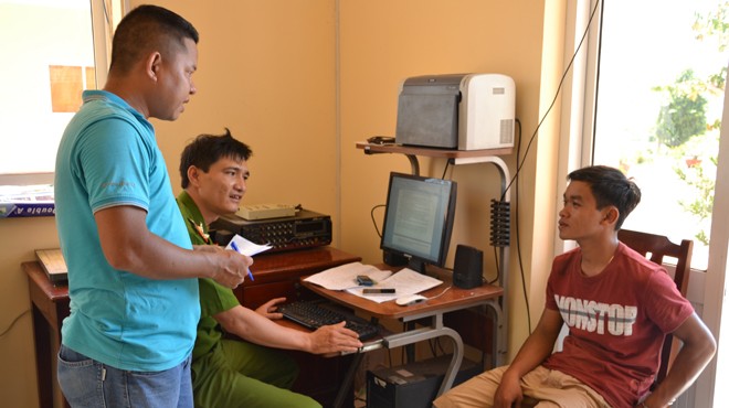 Biên phòng lái ca nô truy đuổi cướp như phim hành động Đối tượng Hiệp (áo đỏ bên phải) tại trụ sở cơ quan điều tra
