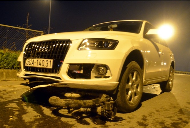 Tài xế say mềm, Audi Q5 hóa 'xe điên' đâm liên hoàn Chiếc audi Q5 đang bỏ chạy từ đường cao tốc xuống dưới thì bị chặn lại.