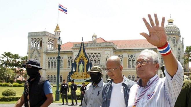 Nổ lớn xảy ra bên ngoài văn phòng Thủ tướng Thái Lan Lãnh đạo biểu tình Suthep Thaugsuban (ngoài cùng bên phải) vẫy tay chào những người biểu tình trước cửa văn phòng Thủ tướng (Ảnh Reuters)