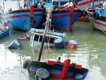 Tàu lạ đâm chìm tàu cá, nhiều ngư dân văng xuống biển Một tàu cá bị chìm. Ảnh minh họa