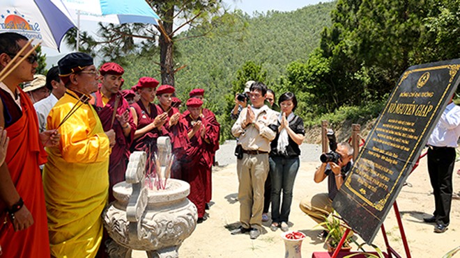 Pháp Vương Drukpa viếng mộ Đại tướng Võ Nguyên Giáp Pháp vương Gyalwang Drukpa cùng tăng đoàn thắp hương và tụng kinh vãng sinh tại mộ Đại tướng Võ nguyên Giáp. Ảnh: Drukpa Việt Nam.