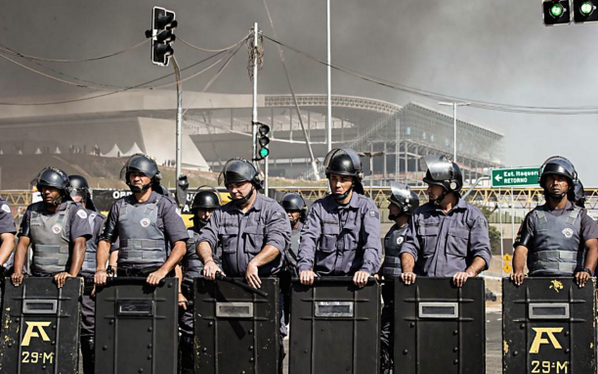 Người dân Brazil biểu tình trước thềm World Cup 2014 Cảnh sát Brazil ngăn chặn người biểu tình bên ngoài sân vận động World Cup tại Sao Paulo Ảnh: Ben Tavener - breakingnews.com)